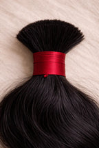 Close-up of the natural black color and natural wavy pattern of Straight Raw Bulk Indian Hair, showcasing the healthy luster and cuticle-aligned strength of 100% single-donor temple-sourced hair.